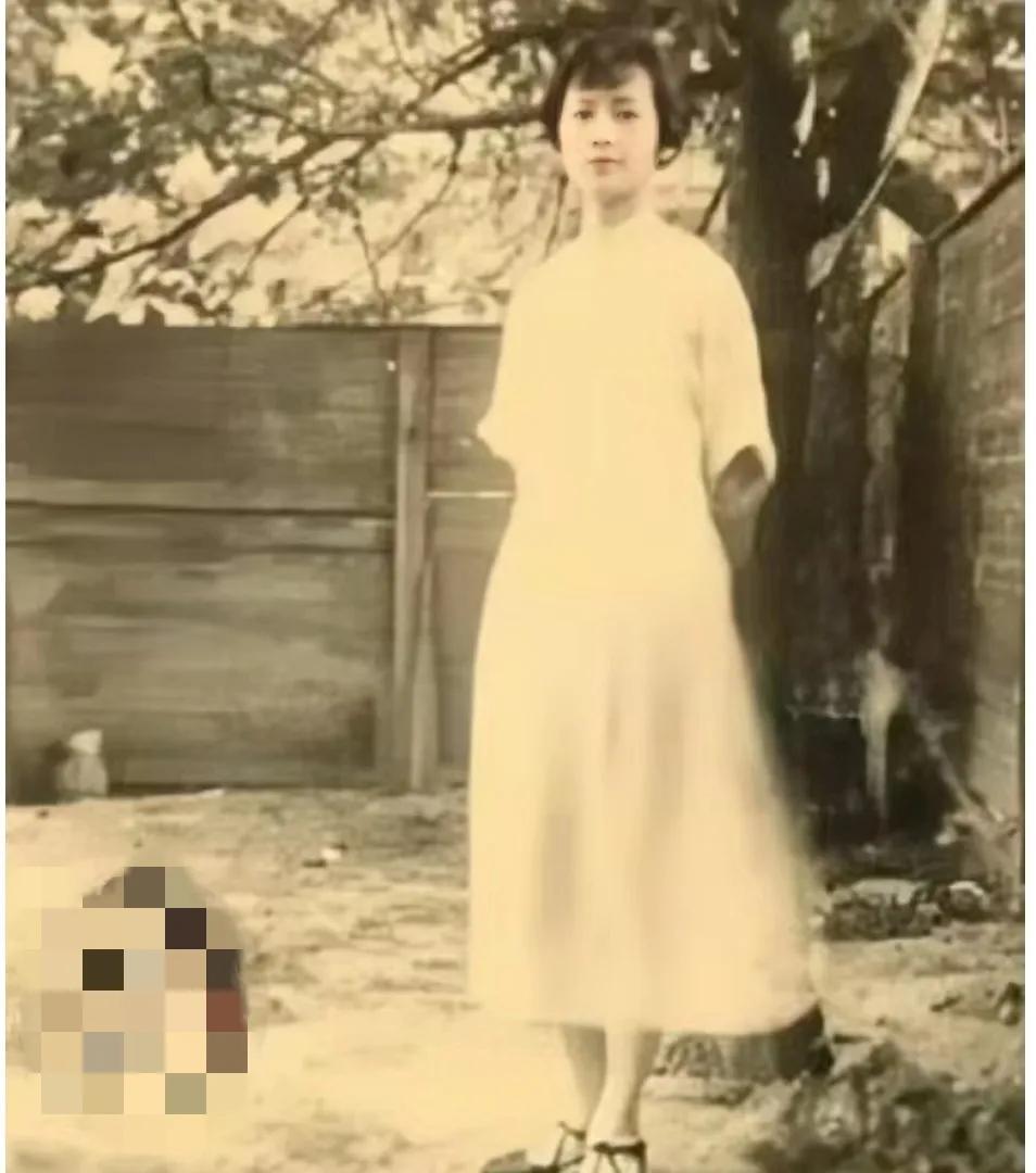 这张照片是20出头的林徽因留学宾夕法尼亚大学时所拍。她一袭白色长裙，容貌俊俏、气