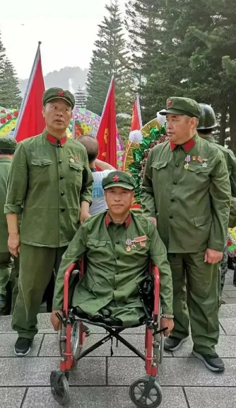 1996年，残疾司机把车停在树荫下乘凉，保安却跑过来拔钥匙，还打了他一顿，不久，