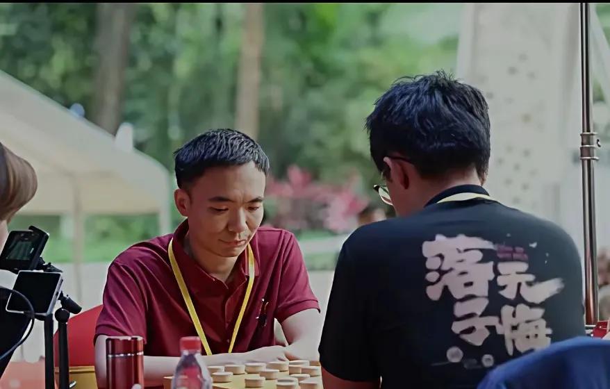 东莞元朗荣华杯弃子大师曹岩磊本来赢定的棋，却一招不慎，在激烈对杀中下晕了头，被王