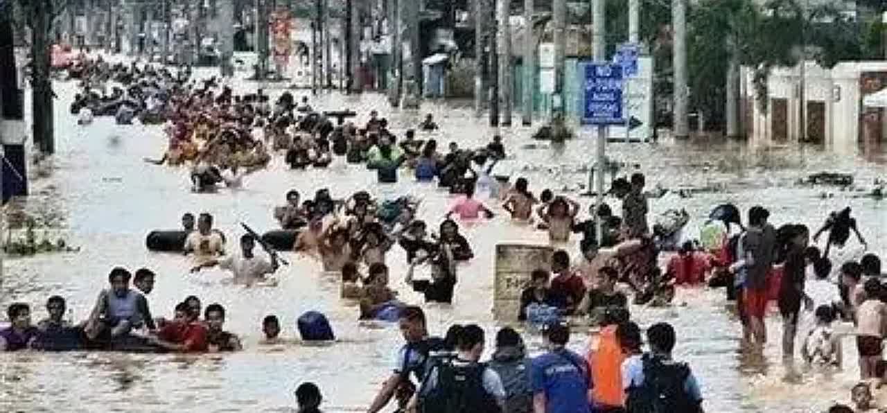 这次，中国没送米。

菲律宾连遭三轮风暴袭击，360万人受灾，损失惨重。
