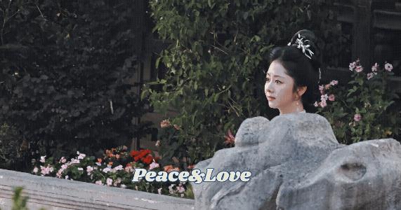 这俩应该去拍那个综艺《一见你就笑》，因为香岐夫妇似乎不能拍眼神戏，正经不过三秒，