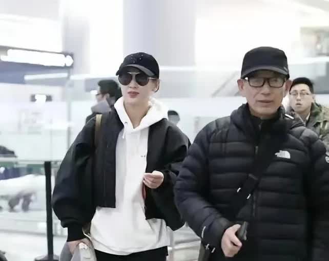 黄圣依的骨架像她爸爸，小脸瘦长身形，但是五官很像她妈妈。

总的来说，黄圣依