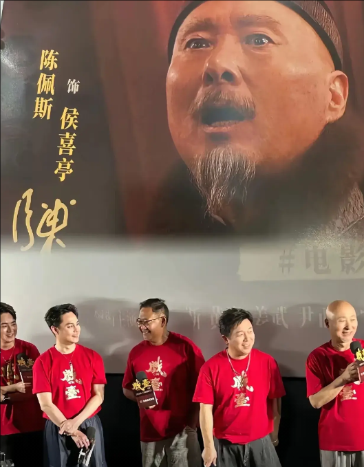 一查《戏台》的数据，
让我惊掉下巴！
这部电影成本1亿，陈佩斯和朱时茂自掏500