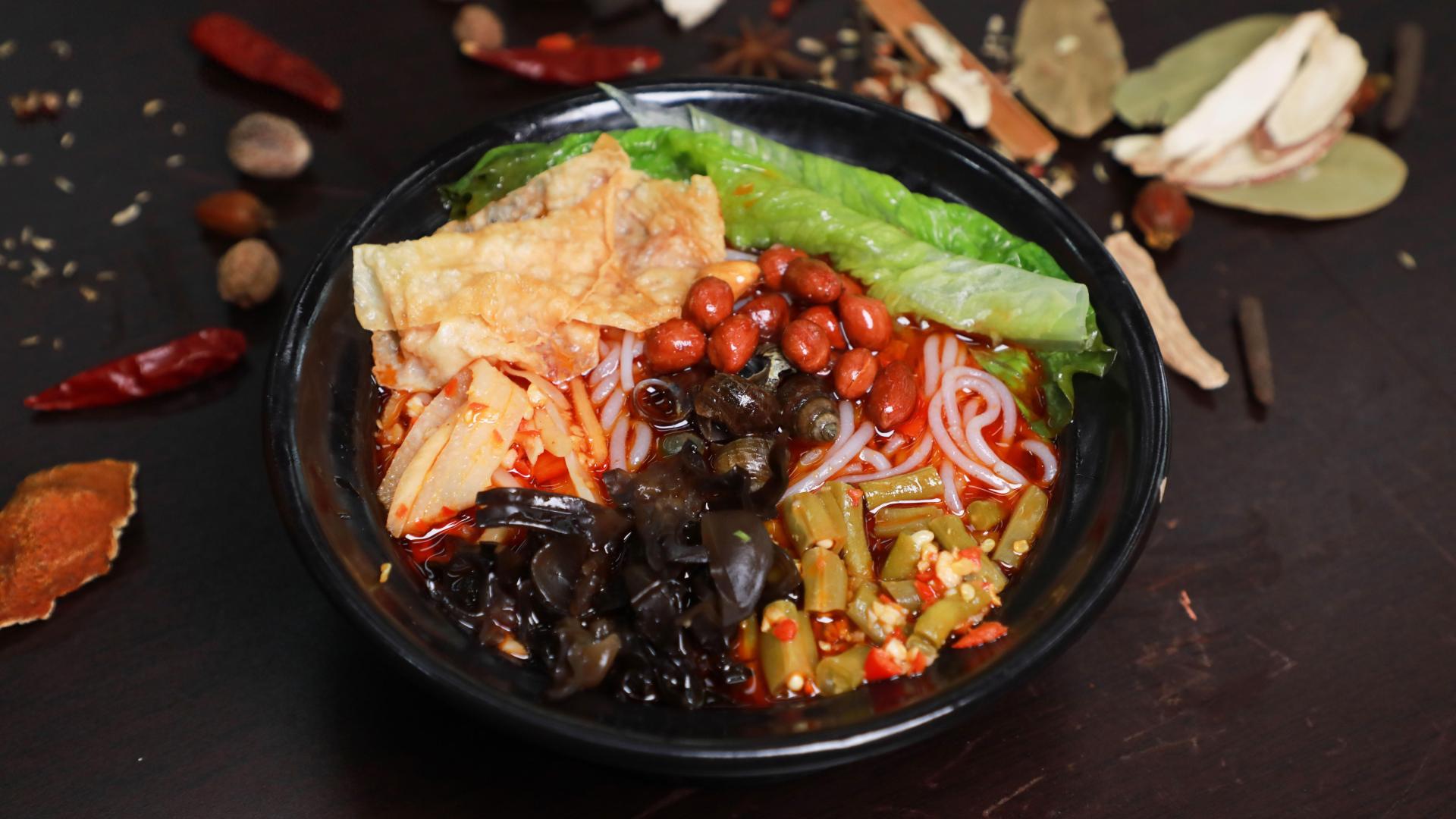 怎么才能品味到正宗广西美食？自然是去夜市咯！本地人都爱在那吃