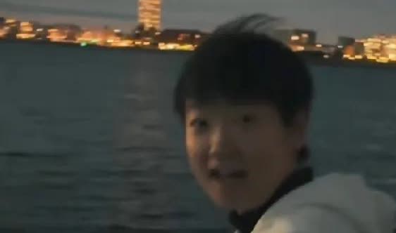 这真是让人感动的一幕！

原来没想到国乒从瑞典回国前，孙颖莎去看了美丽的夕阳