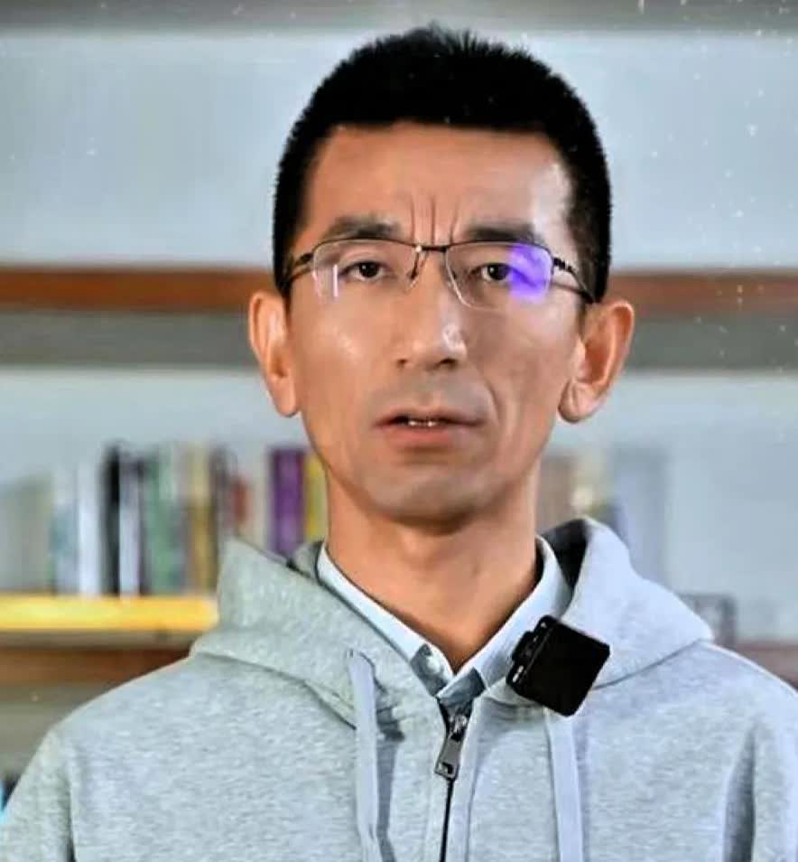 老俞这会心里非常恨小孙的，恨铁不成钢，恨背后捅刀，更恨挑拨离间之人。

当初