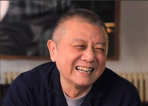 近70岁的王朔，笑起来还是很孩子气。
俞飞鸿曾说过，王朔是她见过的最善良的人之一