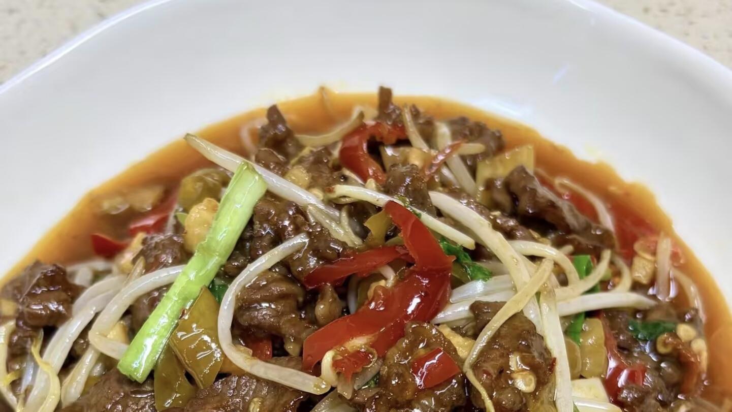 烟火气里的神仙搭配！牛肉炒豆芽这样做，蒜香扑鼻，好吃到舔盘