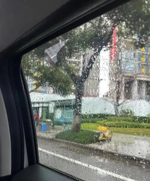 暴雨天拍的车窗，竟成朋友圈爆款
雨最大时站在公交站台，看雨点把车窗砸成模糊的网。