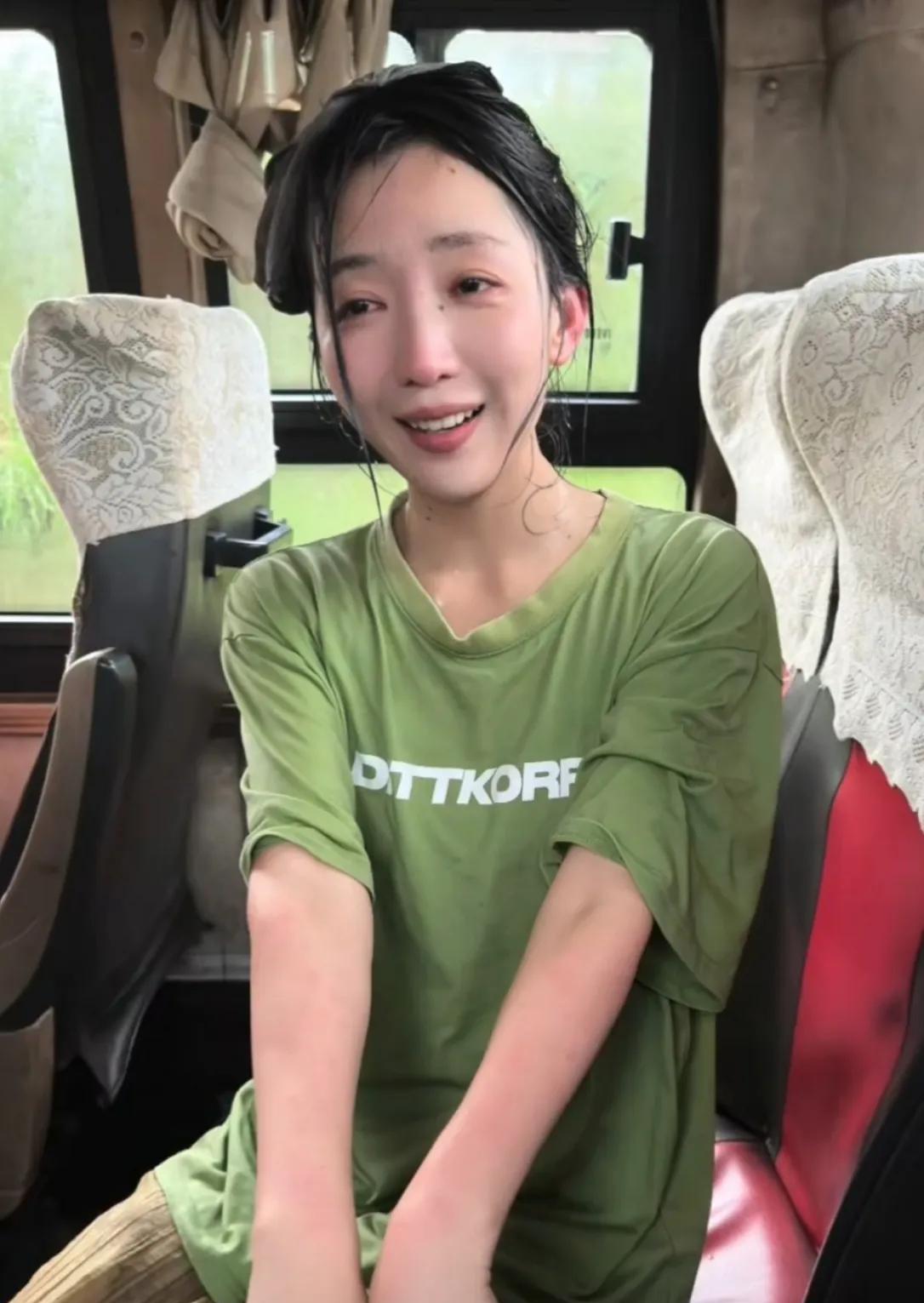 #短剧女演员杨珊子拍戏遇极端天气# 短剧女演员杨珊子发文称在山区拍戏遇极端天气，