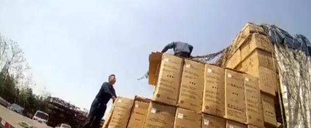 2021年，江苏泰州，一男子抽奖中了一辆电动车，他高兴地开车去领自己的大奖，却发