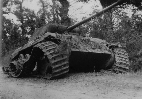 1944年诺曼底战役：德军豹A坦克被美军P-47雷电击毁纪实