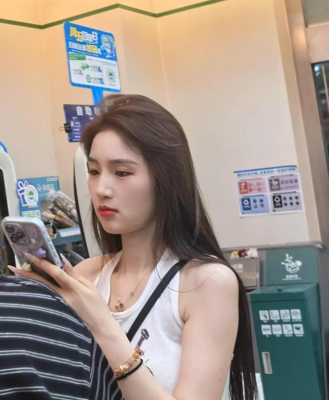 还是长的帅吃香呀！晚上路边小伙一下子就搭上一个美女，没聊两句加微信了！