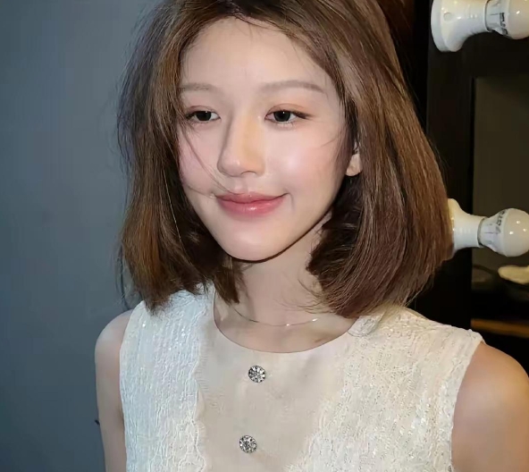 在赵露思近期的广告中，细心的观众发现了异样。她的眼神，似乎藏着不寻常的故事。与以