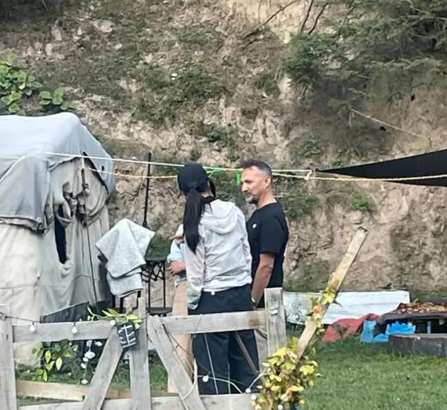 汤唯一家新疆出游引热议：7 月上旬，汤唯和韩国导演老公金泰勇带着儿子在新疆逛街的