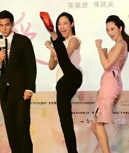 白百合腿上功夫不错啊，一下子抬那么高，把旁边的彭于晏都吓了一大跳。