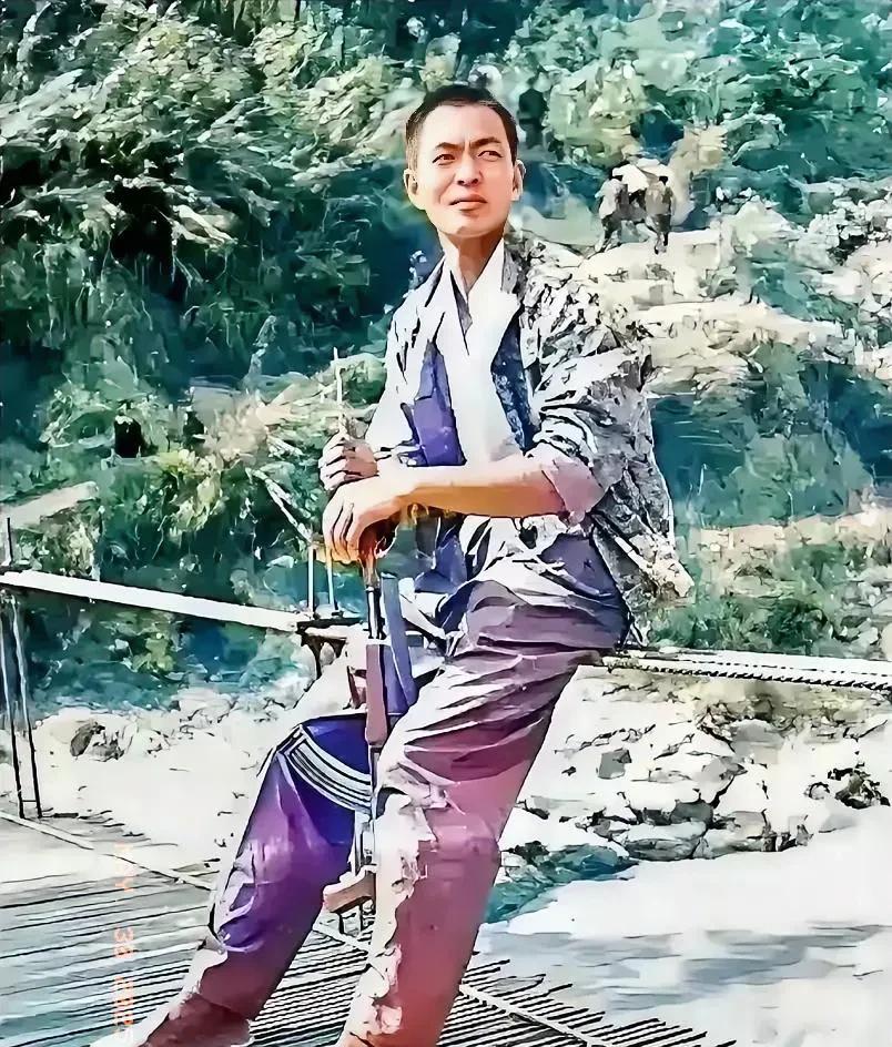 1984年，对越自卫反击战中，年轻的任津平坐在吊桥上。他身穿迷彩服，留着短发，身