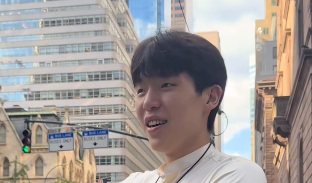 中国篮球运动员杨瀚森从CBA迈向NBA的每一步都是中国体育发展的缩影，体现了中国
