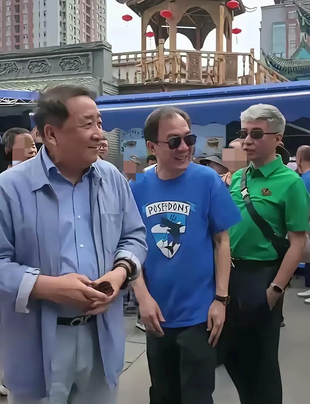 姜昆老师，去新疆说相声了！
近日，相声表演艺术家姜昆老师，带着他的爱徒戴娶婶和周