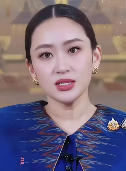 标题：佩通坦被停职，我妈三句话点醒我











啥？泰国总理佩通坦竟