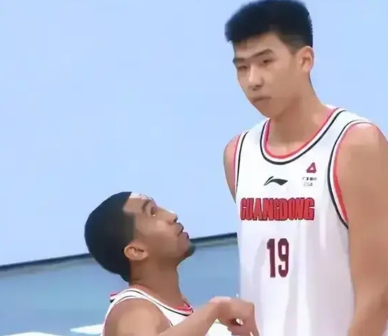 杨瀚森确定不参加亚洲杯，为什么还要裁掉徐昕，因为，周琦回来了。
看来，女篮只四强