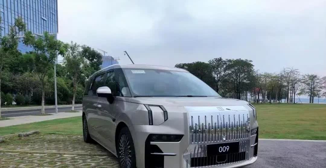 这就是赤裸裸的现实！
油车30万：使用10年，油费10万，卖5万！
纯电车3