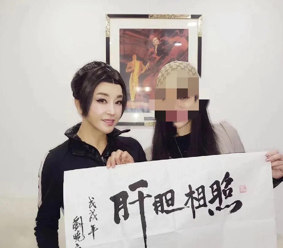 刚刚，举报刘晓庆的深圳王先生又拿出了新的证据，并发文提出了3个疑点，下图是王先生