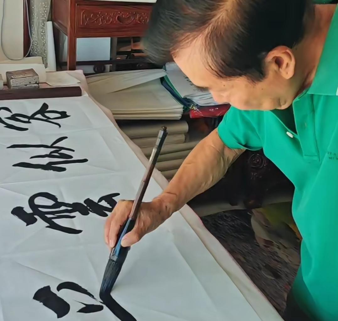 这就是名人，一旦出名了，身份也有了，而且笔墨纸砚齐全，他的作品可能也会有半斤八两