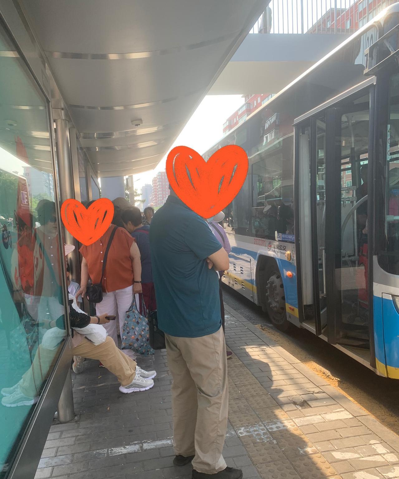 现在是早上8点29分，公交车站等车的人很多。观察一下，好几辆公交车的等待时间都是