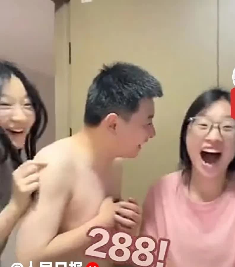 今年有点不寻常
考700分的没人问，考二百多分的落榜女孩，却火到了人民日报，流
