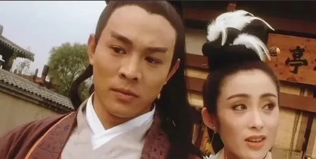1993年，王晶拍《倚天屠龙记》时，给邱淑贞加戏，删减张敏的戏份，结果向华胜不满