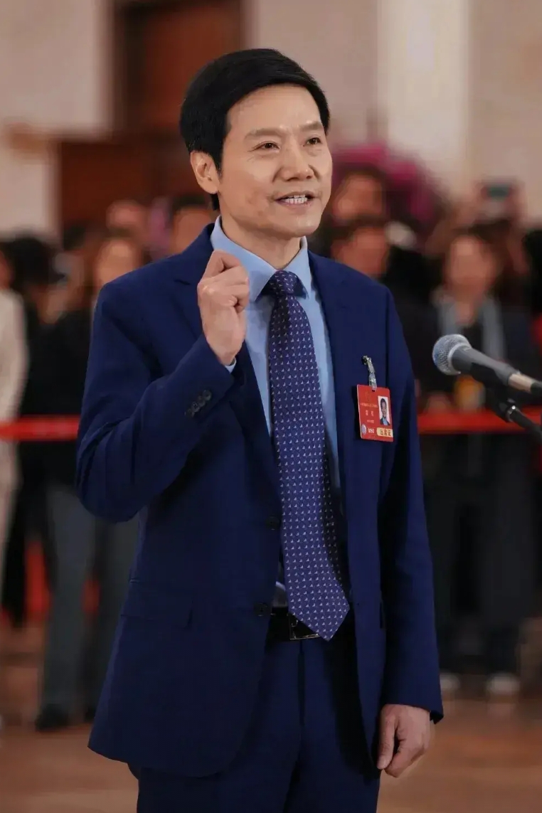 雷军今天在小米的汽车厂见了很多大佬，像三星的李在镕和高通的克里斯。雷军和李在镕早
