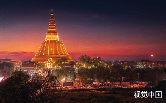 云海市书记迷信“女法师”能指点官运，挪用公款800万建佛塔“渡劫”，结果拜佛时被新市长带省纪委抄了家