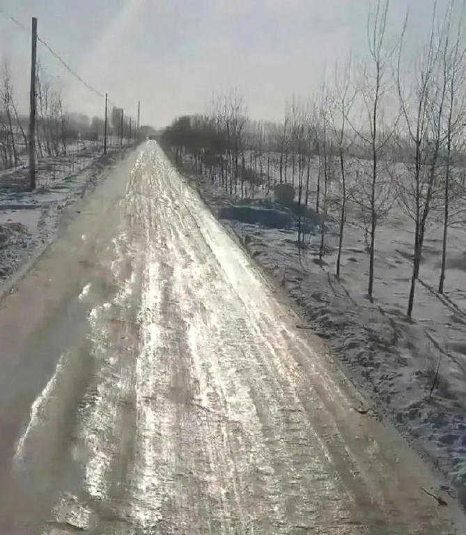 这样的冰雪路面在南方根本就看不到，但在北方却很常见，尤其是一场雨夹雪之后。
因为