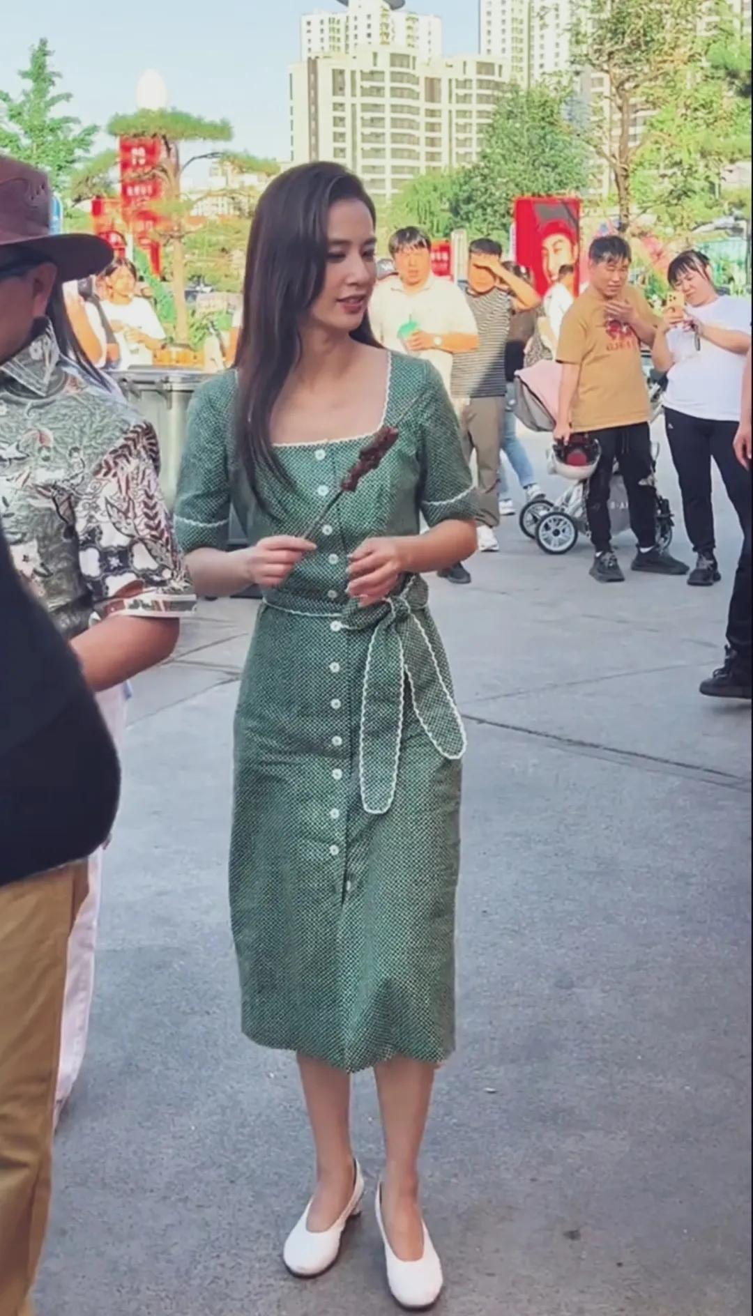 黄圣依现身通州月亮河小吃街，穿搭绿色连衣裙，又美又瘦，脸真的是小，手持肉串大样子