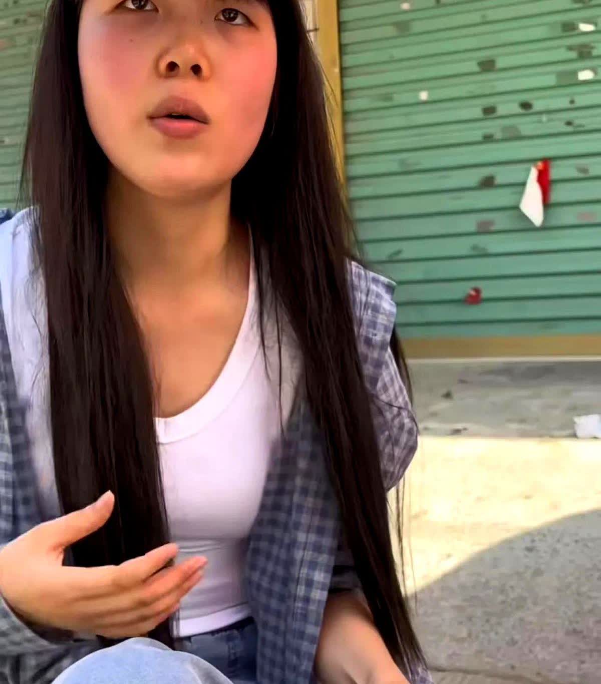 厄运专挑苦命人！

安徽淮南，女孩在路边卖黄瓜，男子买了一把却给她转了8万！