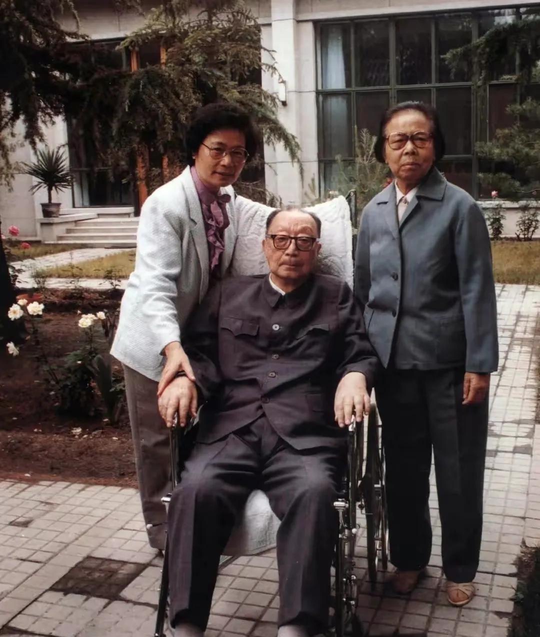 晚年聂荣臻元帅在夫人张瑞华和女儿聂力陪同下于庭院静坐。彼时聂帅已行动不便，需轮椅