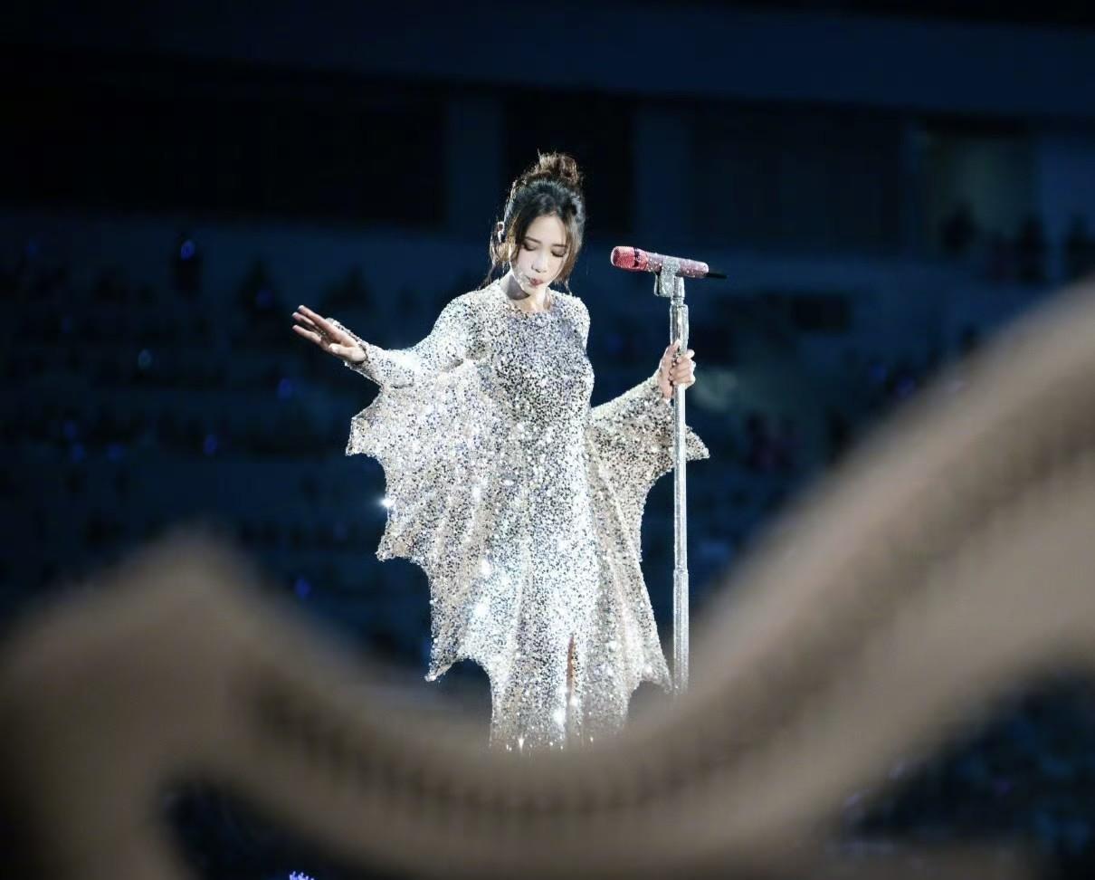 #我的宝藏兴趣# 莫文蔚演唱会上也太松弛了，穿了一条bling bling的仙女