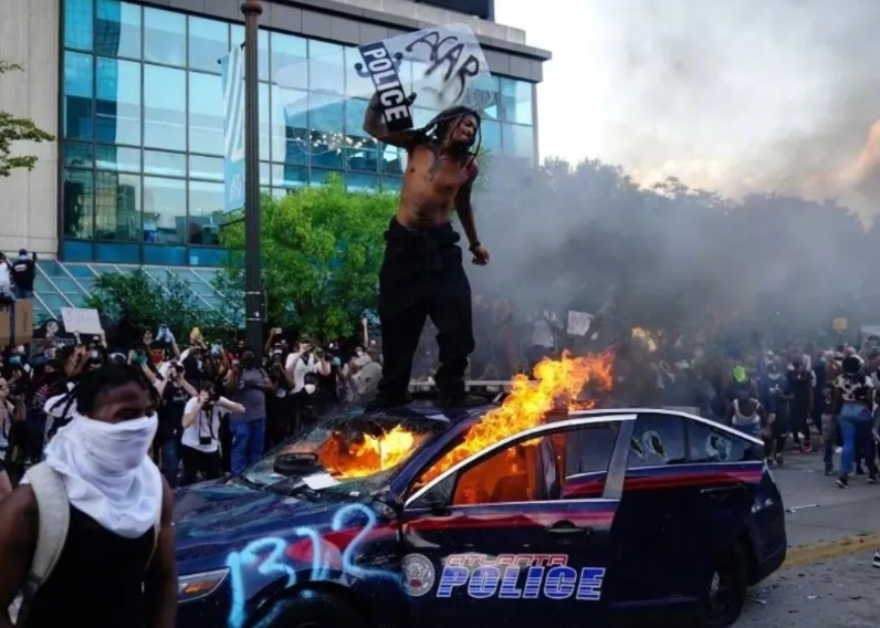 特斯拉汽车在欧洲和美国都被打砸烧，为何没有几个国内公知站出来，痛心疾首地在自媒体
