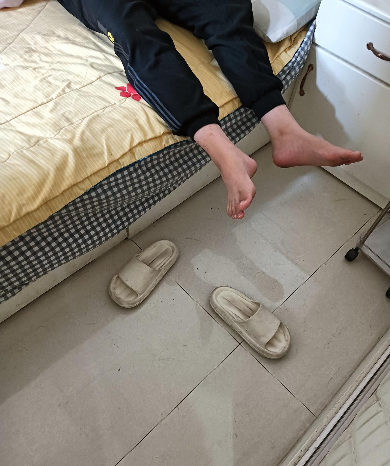 跑外卖刚回来，此刻的我真想长出来三头六臂！
一到家儿子就嗷嗷着不舒服难受坏了，我