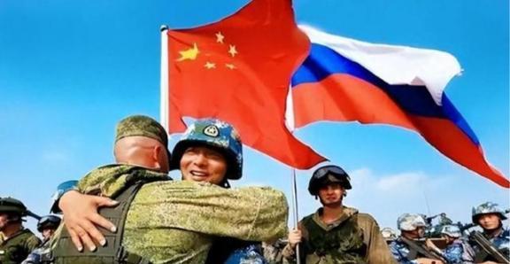 说实话，俄罗斯的“死穴”就是中国。2022年俄乌战争爆发时，整个西方同仇敌忾，俄