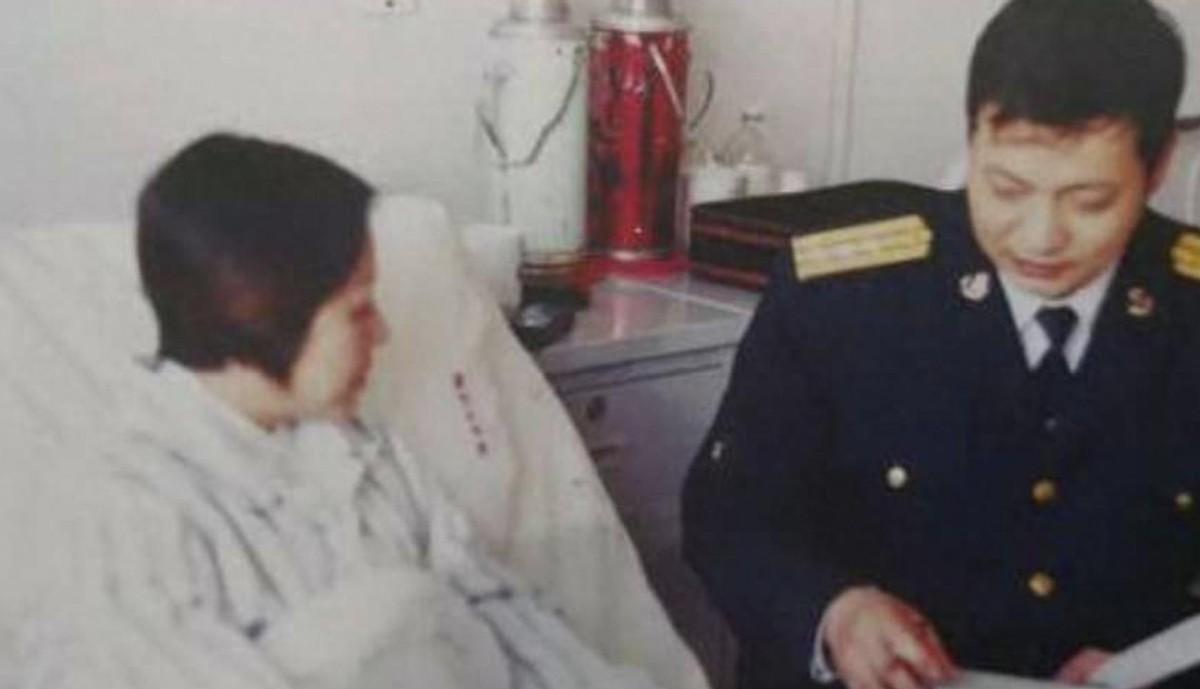 王伟牺牲21年，妻继承遗志成上校，至今未嫁，儿子成海军军官
【2001年4月17