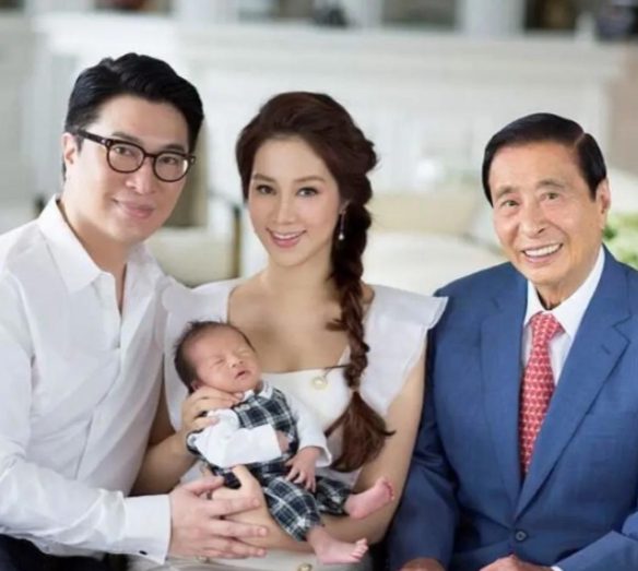 2013年，徐子淇生下第四胎。记者就问她:“你公公李兆基想你多生孩子，他希望可以