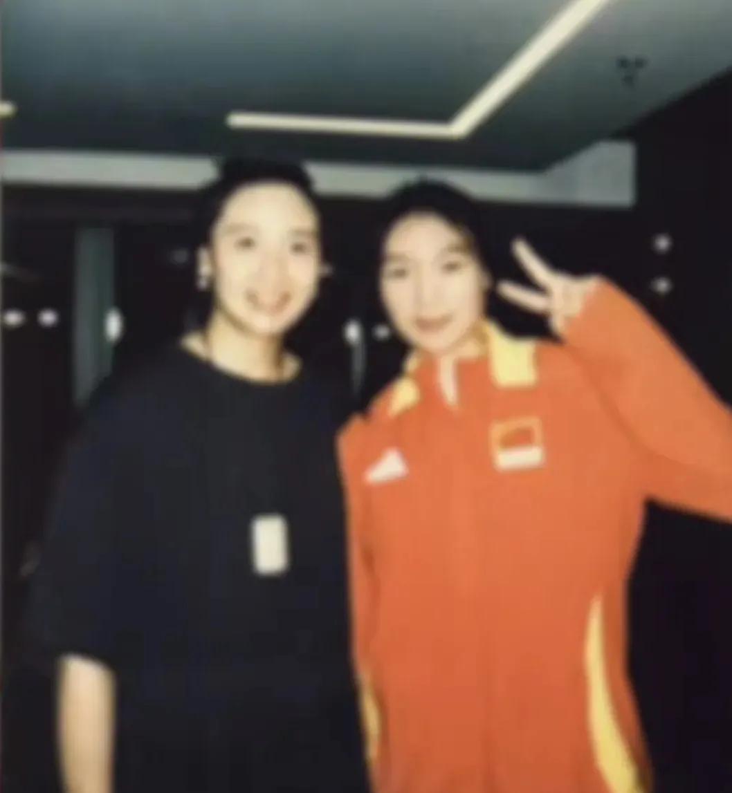 【谁不说俺师娘美——女排张籽萱晒照致敬月神】
还不到17岁的小张姑娘还没有进入江