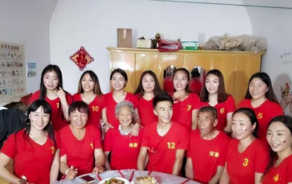 1996年，山西一对夫妻生下11胎全是女儿，看到女儿遍地的现状夫妻俩仍然不放弃，