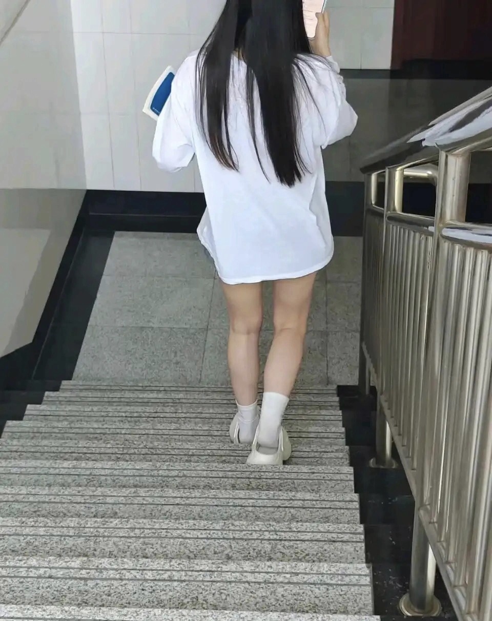 现在怎么流行长筒袜配拖鞋呀