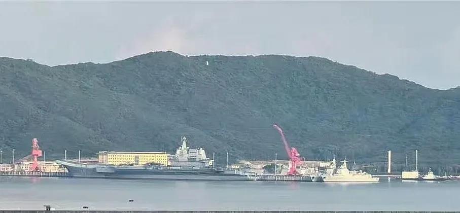 176娄底舰和177铜陵舰，来了吗？
最近，在中国海南省三亚市的某军事港口，网络