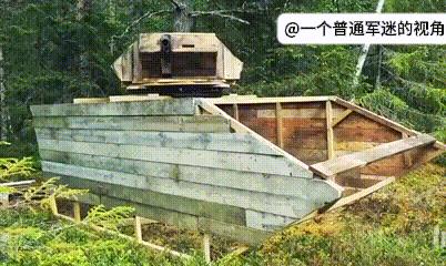 乌克兰展示了一个制作中的M2A2“布莱德利”步兵战车模型假目标，其中一个人举着炮