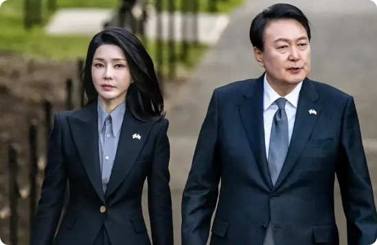 尹锡悦再次发声！尹锡悦被裁决下台失去韩国总统权力之后再次发声，除了对支持他的团体