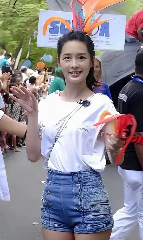 不得不说，李沁素颜就是颜值天花板，天然的美貌无需任何装饰，就已经足够惊艳。
